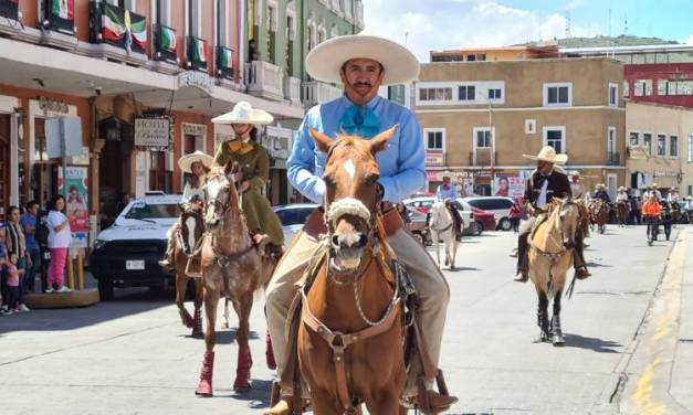Escaramuzas y charros galopan en Pachuca por el Día del Charro