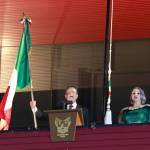 Julio Menchaca encabezó el Grito de Independencia ante 35 mil personas