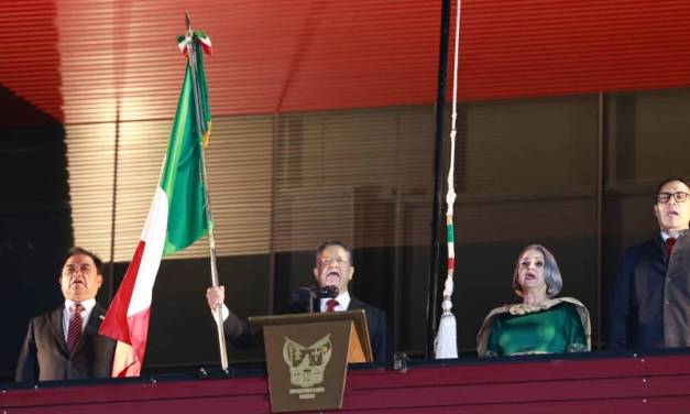 Julio Menchaca encabezó el Grito de Independencia ante 35 mil personas