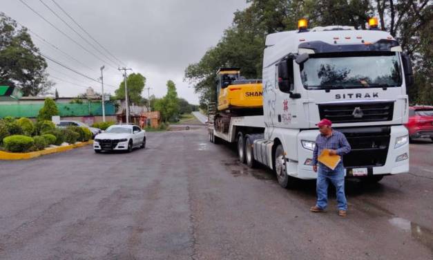 Maquinaria llega a la Sierra tras derrumbe en carretera