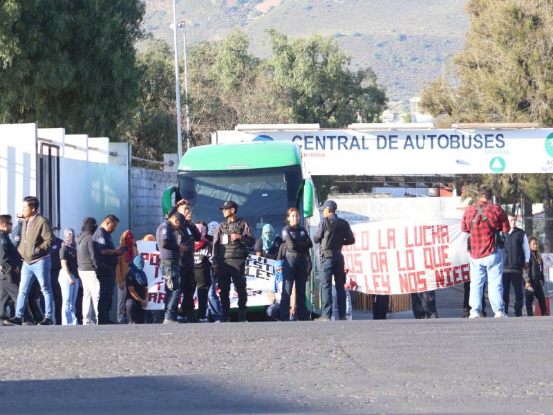 Alumnos de El Mexe retienen autobuses