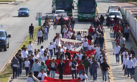 Normalistas ‘toman’ el bulevar Felipe Ángeles