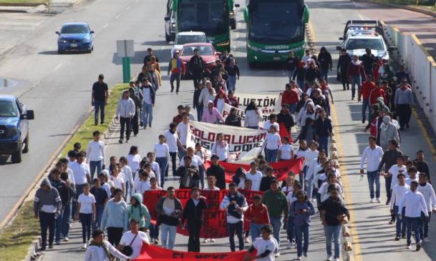 Normalistas ‘toman’ el bulevar Felipe Ángeles