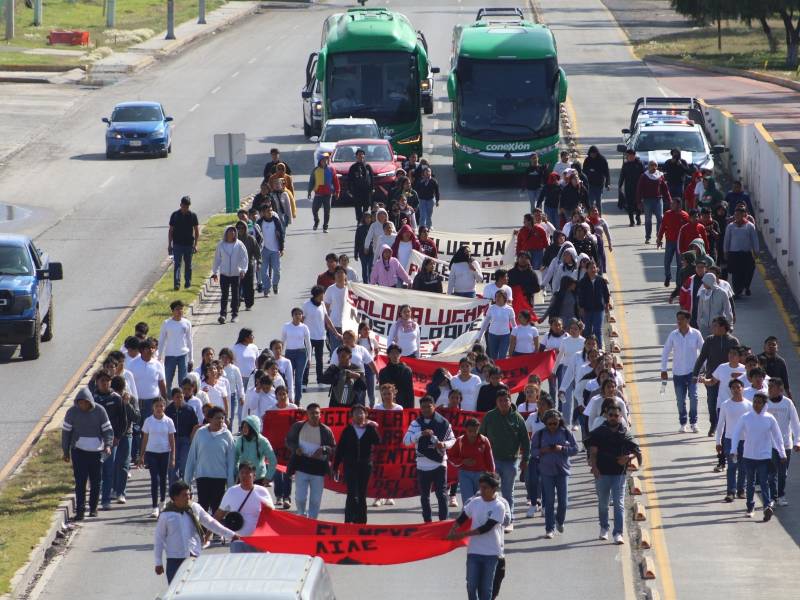 Normalistas ‘toman’ el bulevar Felipe Ángeles