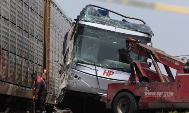 Choque entre tren y autobús en Atlacomulco deja varios heridos y muertos