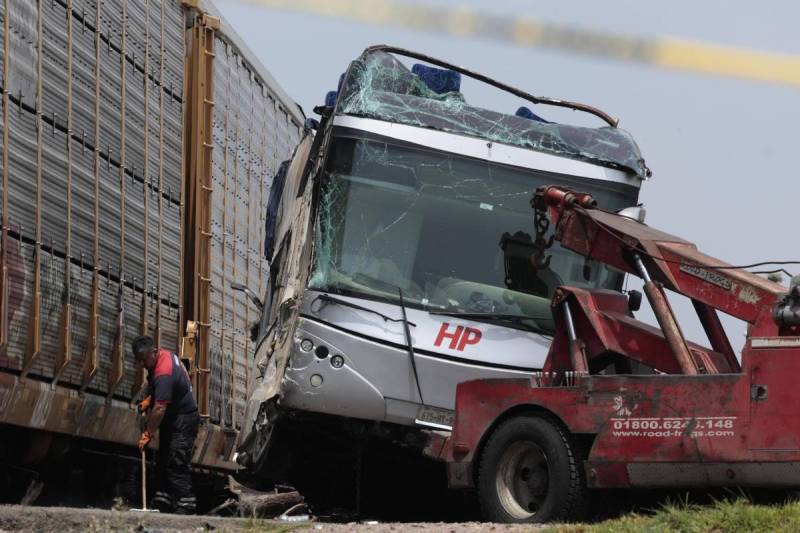 Choque entre tren y autobús en Atlacomulco deja varios heridos y muertos