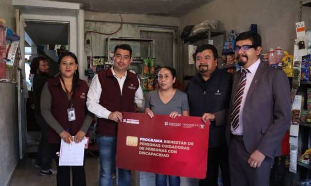 Entregan tarjetas de apoyo social a personas cuidadoras