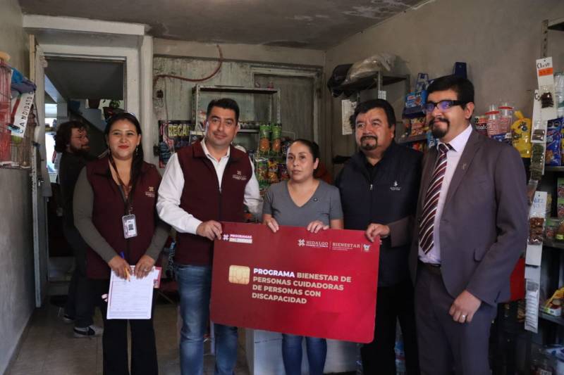 Entregan tarjetas de apoyo social a personas cuidadoras