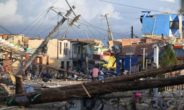 Huracán Melissa deja destrucción  en el Caribe y no se detiene