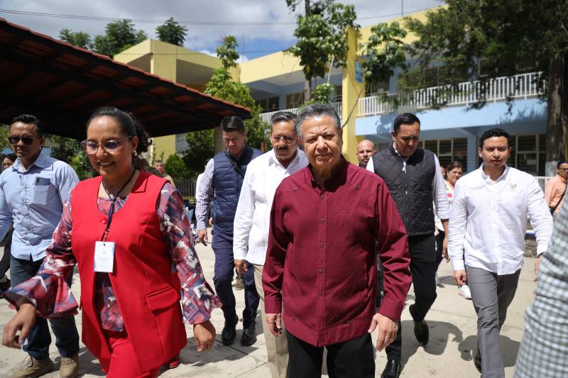 Pemex equipa planteles escolares hidalguenses