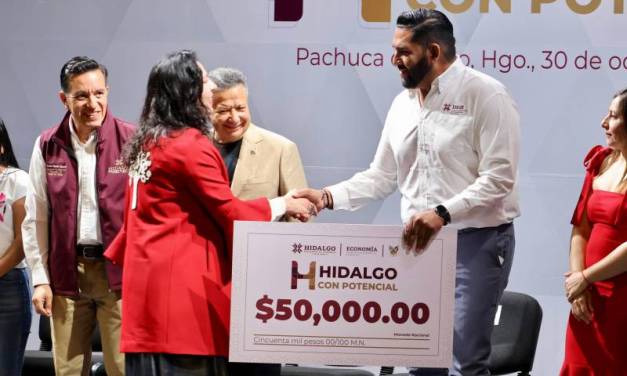 Julio Menchaca entrega apoyos a Mipymes hidalguenses