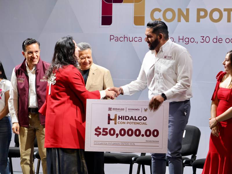 Julio Menchaca entrega apoyos a Mipymes hidalguenses