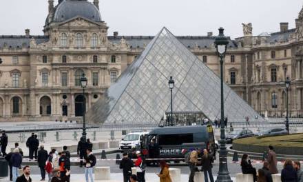 Robo de película en el Museo de Louvre de París