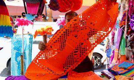 Papel picado, símbolo de aire y vida, presente en ofrendas de Día de Muertos