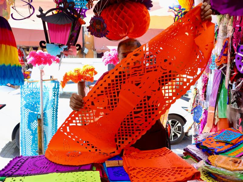 Papel picado, símbolo de aire y vida, presente en ofrendas de Día de Muertos
