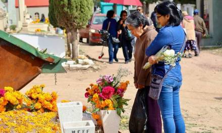 El panteón se llenó de vida entre flores y recuerdos