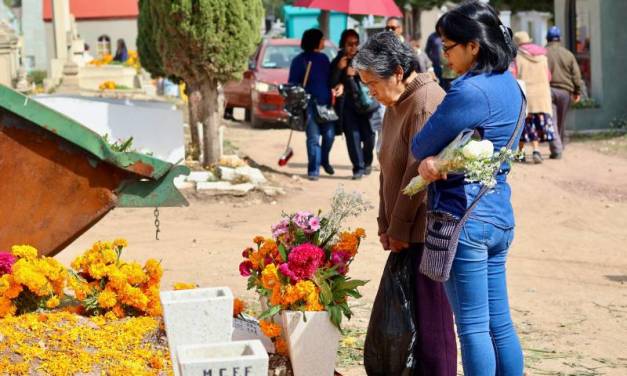 El panteón se llenó de vida entre flores y recuerdos