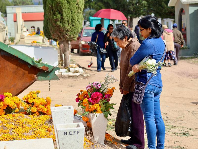 El panteón se llenó de vida entre flores y recuerdos