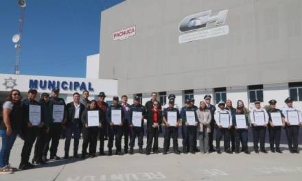 Reconocen la trayectoria de policías en Pachuca