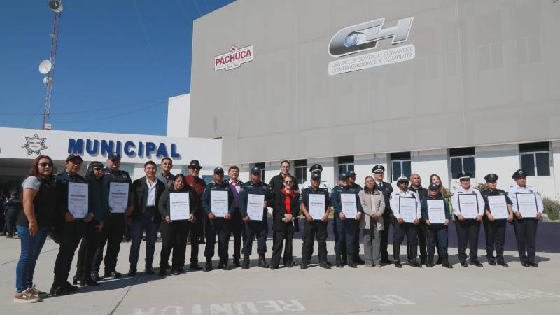 Reconocen la trayectoria de policías en Pachuca