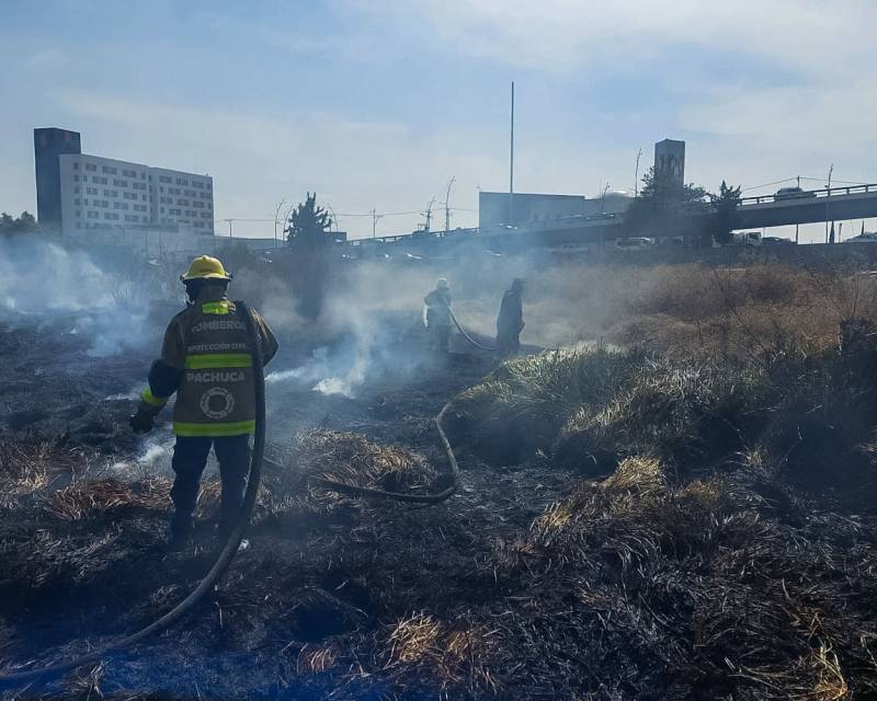 Controlado, incendio en pastizal ubicado en Pachuca