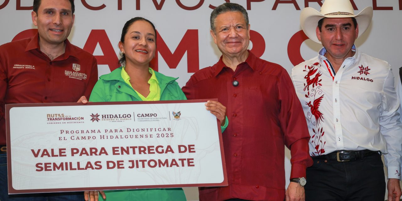 Julio Menchaca entrega programas sociales en San Agustín Metzquititlán y Jaltocán