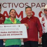 Julio Menchaca entrega programas sociales en San Agustín Metzquititlán y Jaltocán