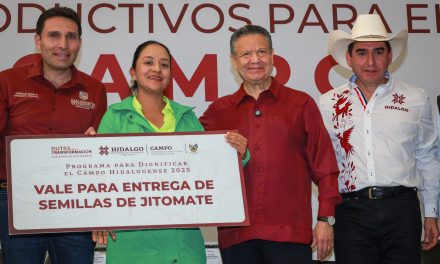 Julio Menchaca entrega programas sociales en San Agustín Metzquititlán y Jaltocán