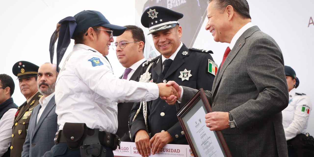 Julio Menchaca reconoce a policías de Hidalgo