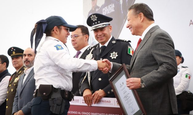 Julio Menchaca reconoce a policías de Hidalgo