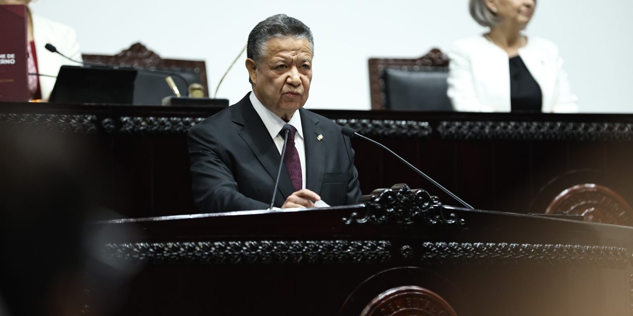 Julio Menchaca presentó iniciativas para fortalecer al servicio público