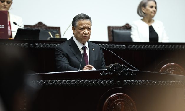 Julio Menchaca presentó iniciativas para fortalecer al servicio público