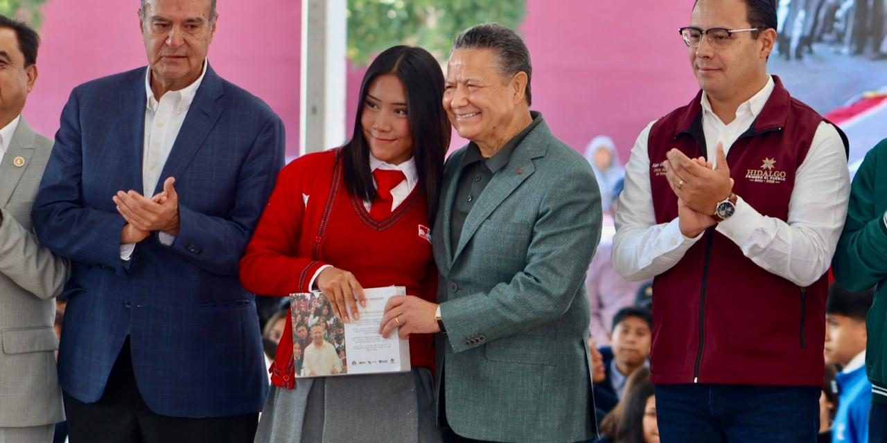 Julio Menchaca entrega 10 mil tabletas a estudiantes de nivel medio superior