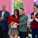 Julio Menchaca entrega 10 mil tabletas a estudiantes de nivel medio superior