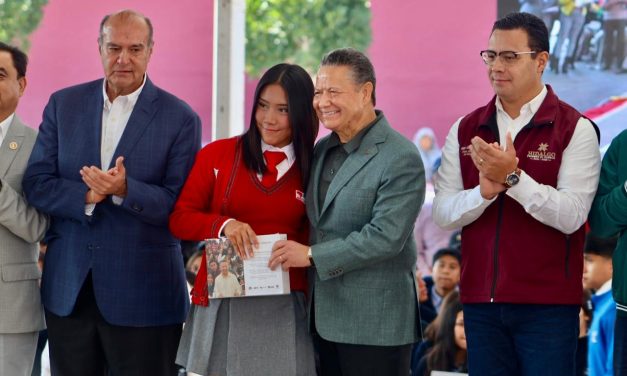 Julio Menchaca entrega 10 mil tabletas a estudiantes de nivel medio superior