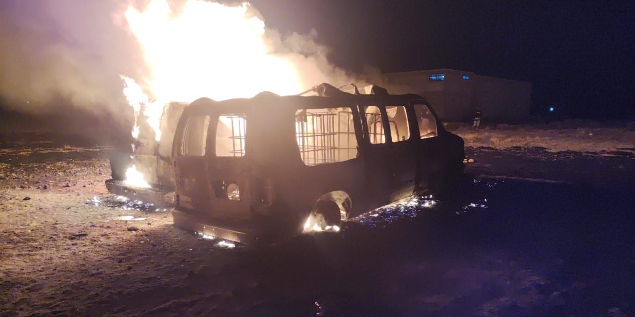 Se incendian dos camionetas con huachicol en Pachuca