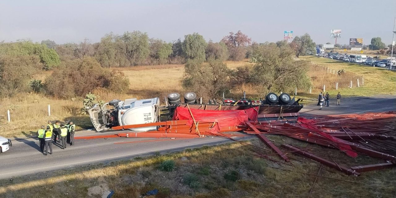 Vuelca tráiler y genera caos vial en la México-Pachuca