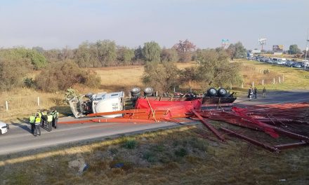 Vuelca tráiler y genera caos vial en la México-Pachuca