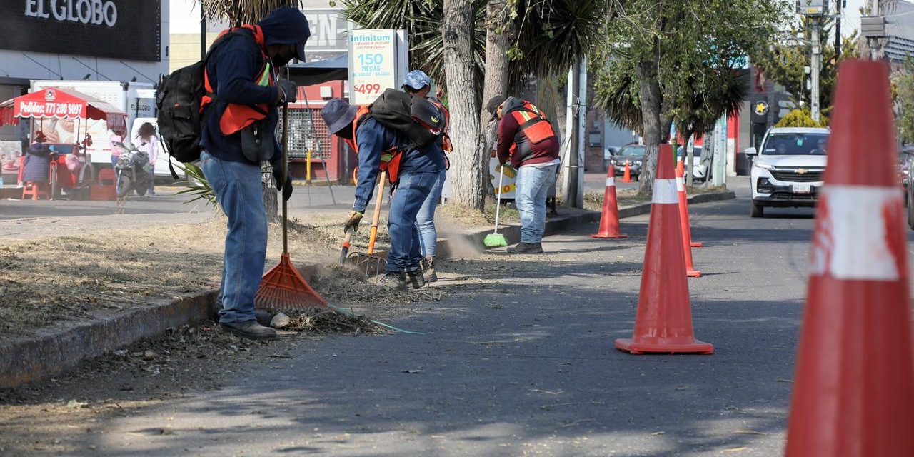 En Pachuca dan mantenimiento a vialidades de alto tránsito