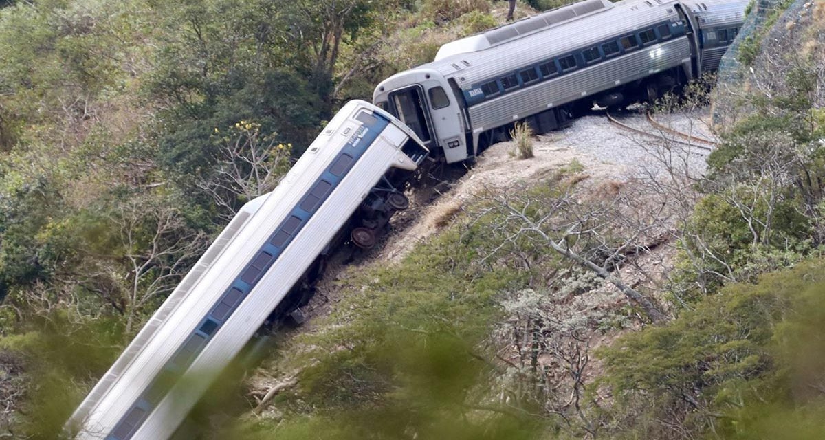 Culpan a maquinista del tren descarrilado en Oaxaca