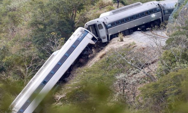 Culpan a maquinista del tren descarrilado en Oaxaca