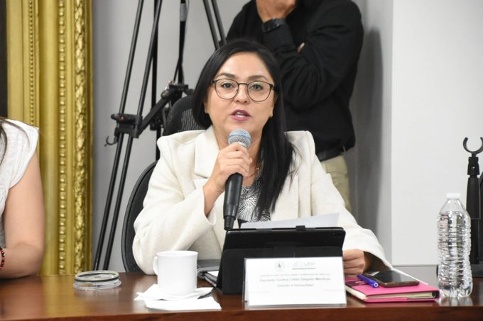 Diputada mantiene arriba iniciativa contra maestros con doble salario