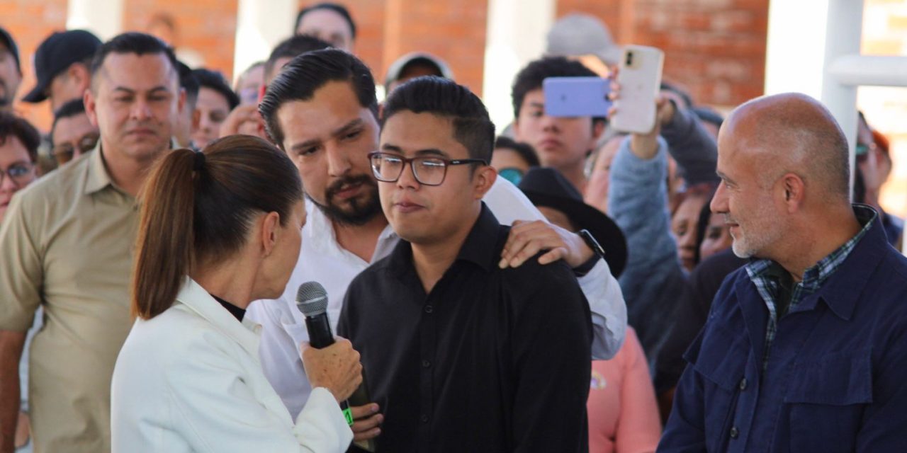 Padre de familia irrumpe acto presidencial en Tizayuca