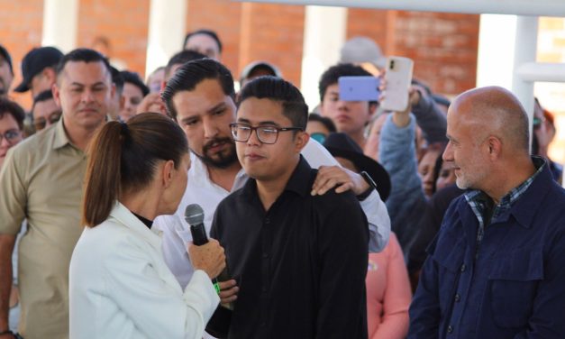 Padre de familia irrumpe acto presidencial en Tizayuca