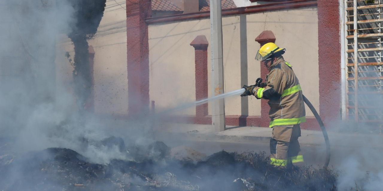 Fuego consume choza y pastizal; no hay heridos