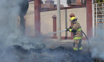 Fuego consume choza y pastizal; no hay heridos