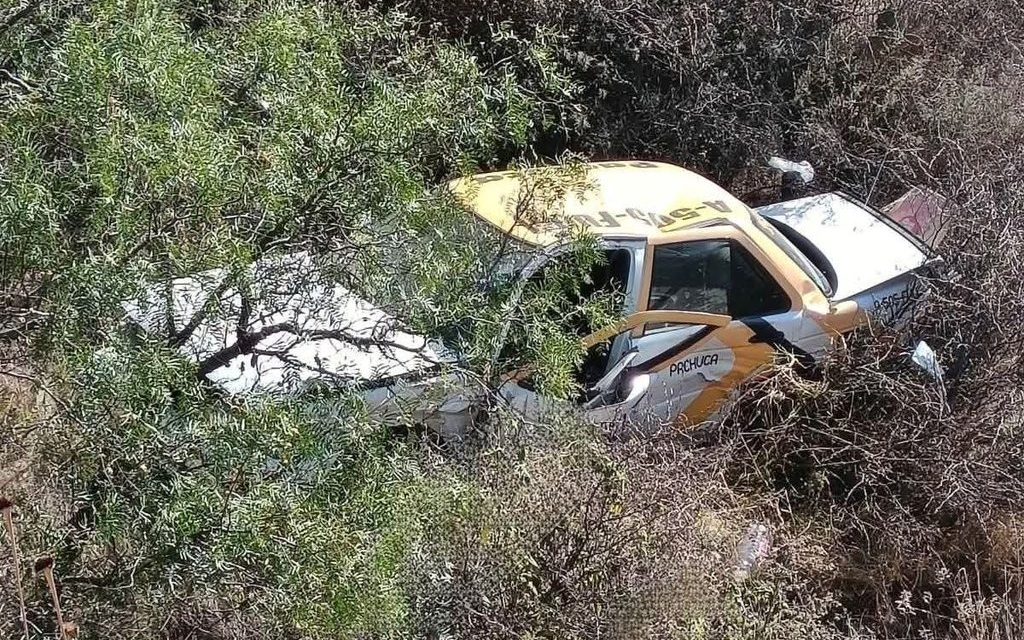 Taxi vuelca en el Corredor de la Montaña