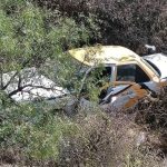 Taxi vuelca en el Corredor de la Montaña