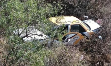 Taxi vuelca en el Corredor de la Montaña