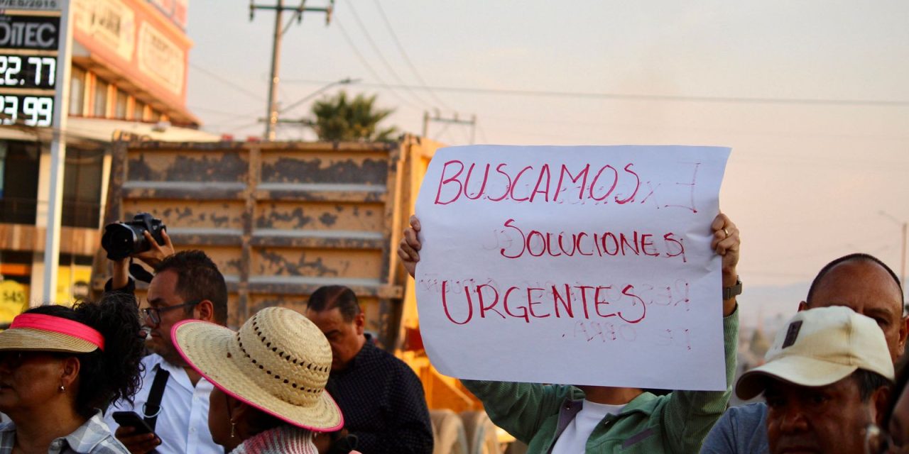 Vecinos de 12 fraccionamientos reclaman retraso de obras en bulevar Santa Catarina